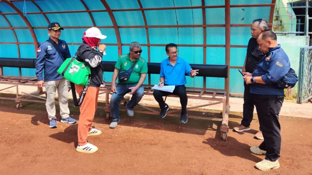 Tim KONI Jatim didampingi KONI Kota Malang melakukan peninjauan di Stadion Gajayana. (Foto: Istimewa)