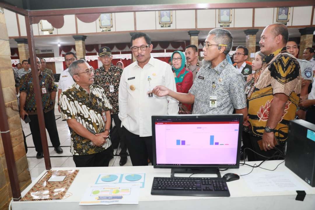 Penjabat (Pj) Gubernur Jawa Tengah, Nana Sudjana berpesan kepada seluruh personel gabungan yang bertugas di posko terpadu dan pelayanan lebaran 2024 untuk memberikan pelayanan sebaik-baiknya. (Foto: Pemprov Jateng)