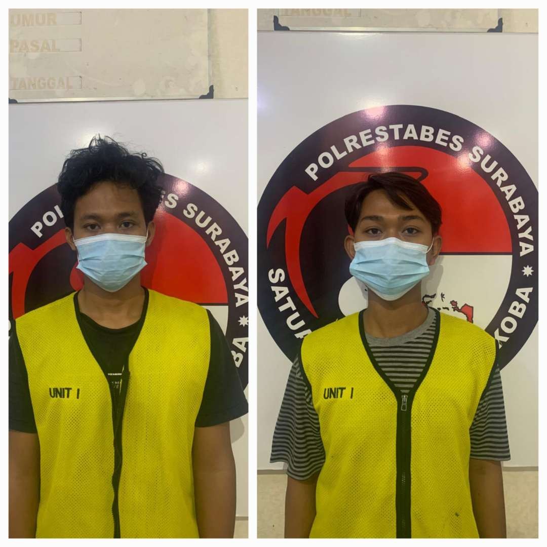 Dua pemuda, AF dan AH yang diringkus Satresnarkoba Polrestabes Surabaya karena kasus peredaran narkotika jenis ganja dan sabu. (Foto: Humas Polrestabes Surabaya)