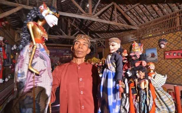 Seniman wayang golek Jawa Barat Warsad penerima dana apresiasi KemendikbudRistek (Foto: Istimewa)