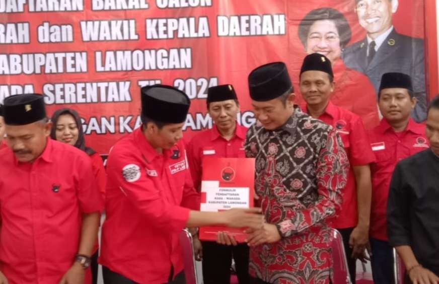 Ketua DPC PDIP Lamongan Husen menyerahkan formulir pendaftaran penjaringan bacabup Pilkada Lamongan 2024 kepada Yuhronur Efendi. (Foto: Imron Rosidi/Ngopibareng.id)