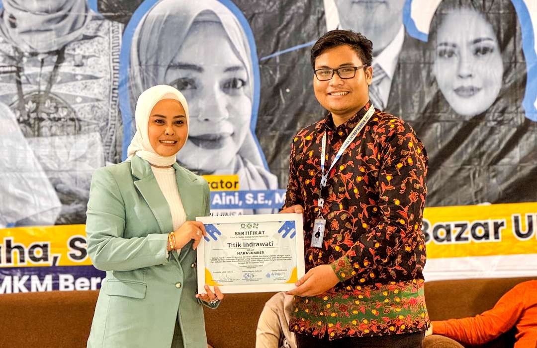 Titik Indrawati Maliki saat terima penghargaan dari Universitas di Surabaya (foto : dokumen pribadi Titik)