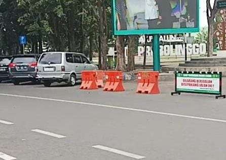 Satpol PP memasang barikade larangan berjualan di kawasan Alun-alun Kota Probolinggo. (Foto: Ikhsan Mahmudi/Ngopibareng.id)