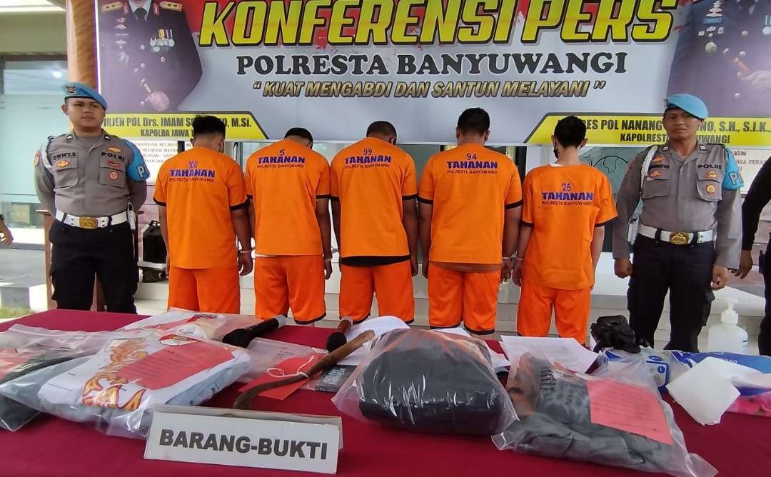 Para pelaku pengeroyokan yang ditangkap Polisi (foto: Muh Hujaini/Ngopibareng.id)