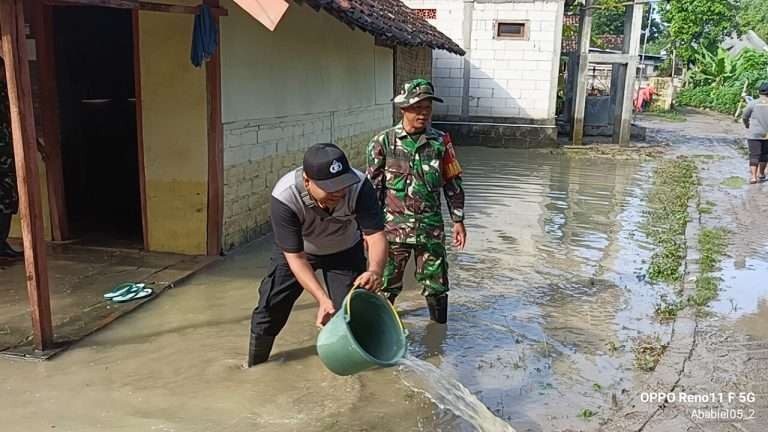 Anggota polisi dan TNI membantu warga terdampak banjir akibat luapan Sungai Jurang Dandang, Kecamatan Lengkong, Kabupaten Nganjuk. (Foto: dok. polres nganjuk)