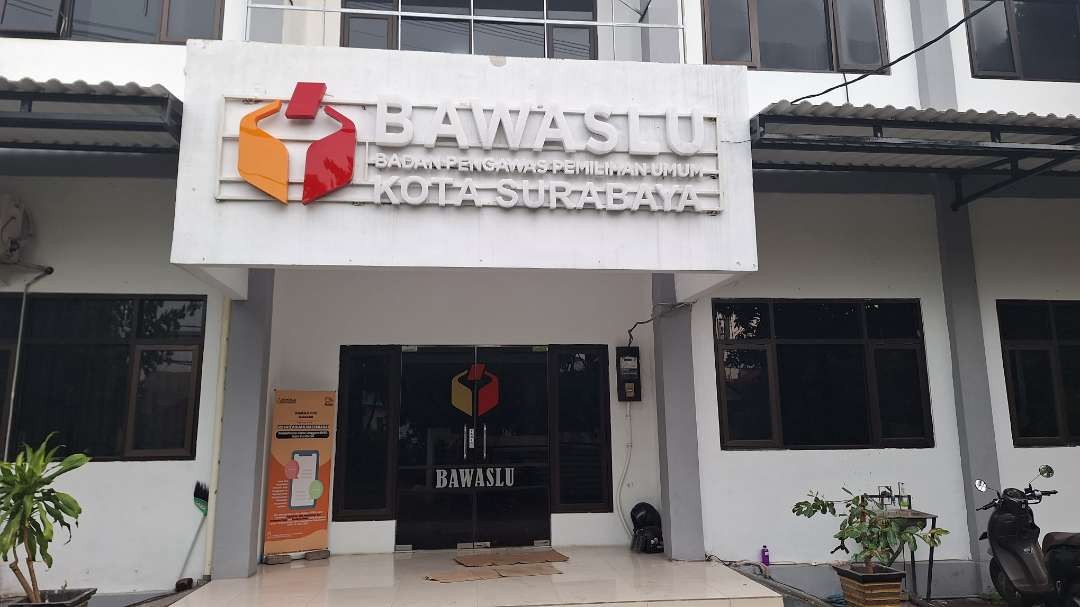 Kantor Bawaslu Kota Surabaya, Jalan Tenggilis Mejoyo, Surabaya. (Foto: Julianus Palermo/Ngopibareng.id)