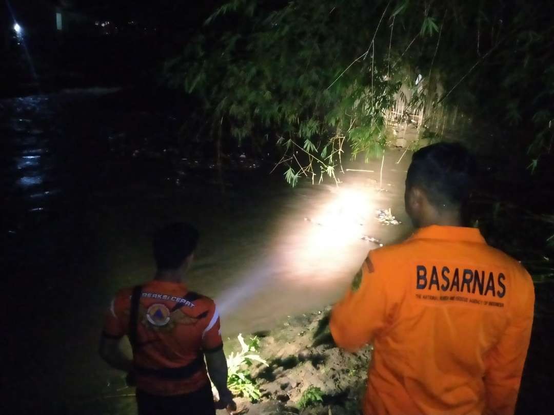 Upaya penyisiran yang dilakukan Basarnas di sepanjang aliran sungai (foto: istimewa)