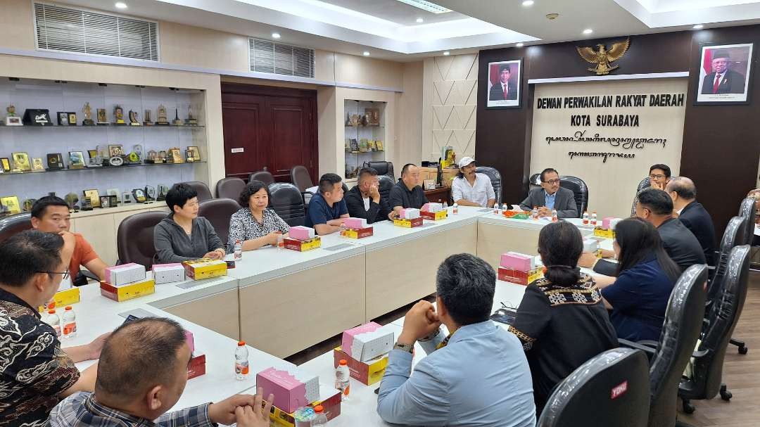 Rapat pembahasan antara Wakil Ketua DPRD Kota Surabaya A. Hermas Thony dan delegasi pedagang yang datang dari Henan, Tiongkok, yang berencana menyewa eks Hi-Tech Mal. (Foto: Julianus Palermo/Ngopibareng.id)