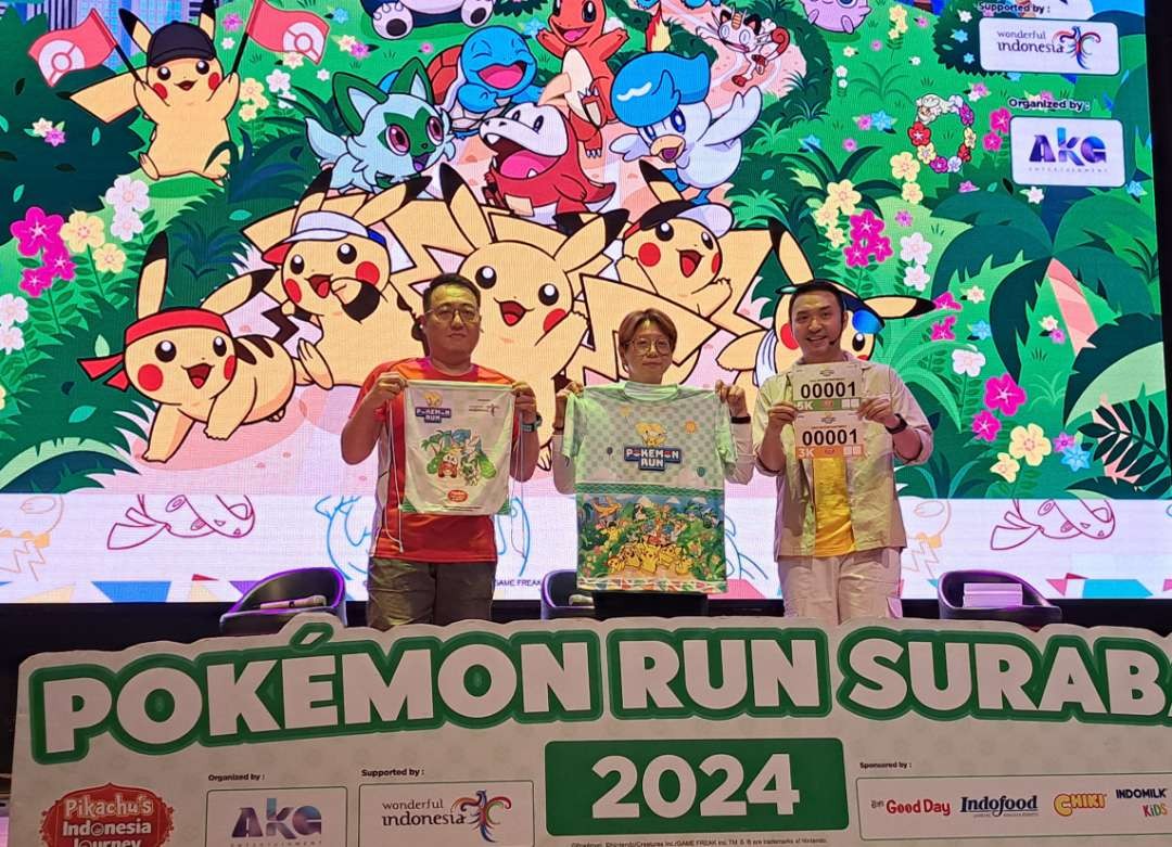 Penyelenggaraan event Pokemon Run 2024 saat menunjukan jersey Pokemon yang akan dikenakan para peserta. (Foto: Pita Sari/Ngopibareng.id)
