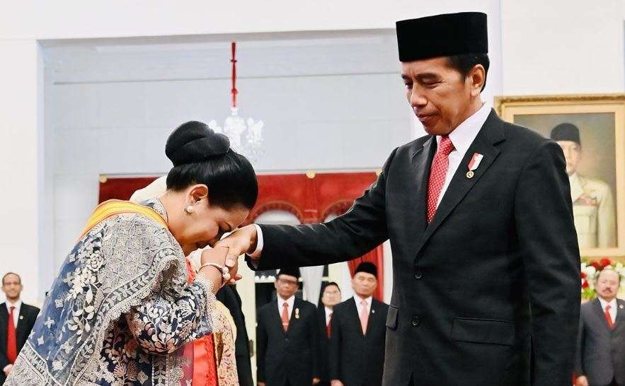 Presiden Jokowi pernah memberikan tanda kehormatan Bintang Republik Indonesia Adipradana kepada istri sekaligus Ibu Negara Iriana Jokowi, Sein 14 Agustus 2024. (Foto: Istimewa)