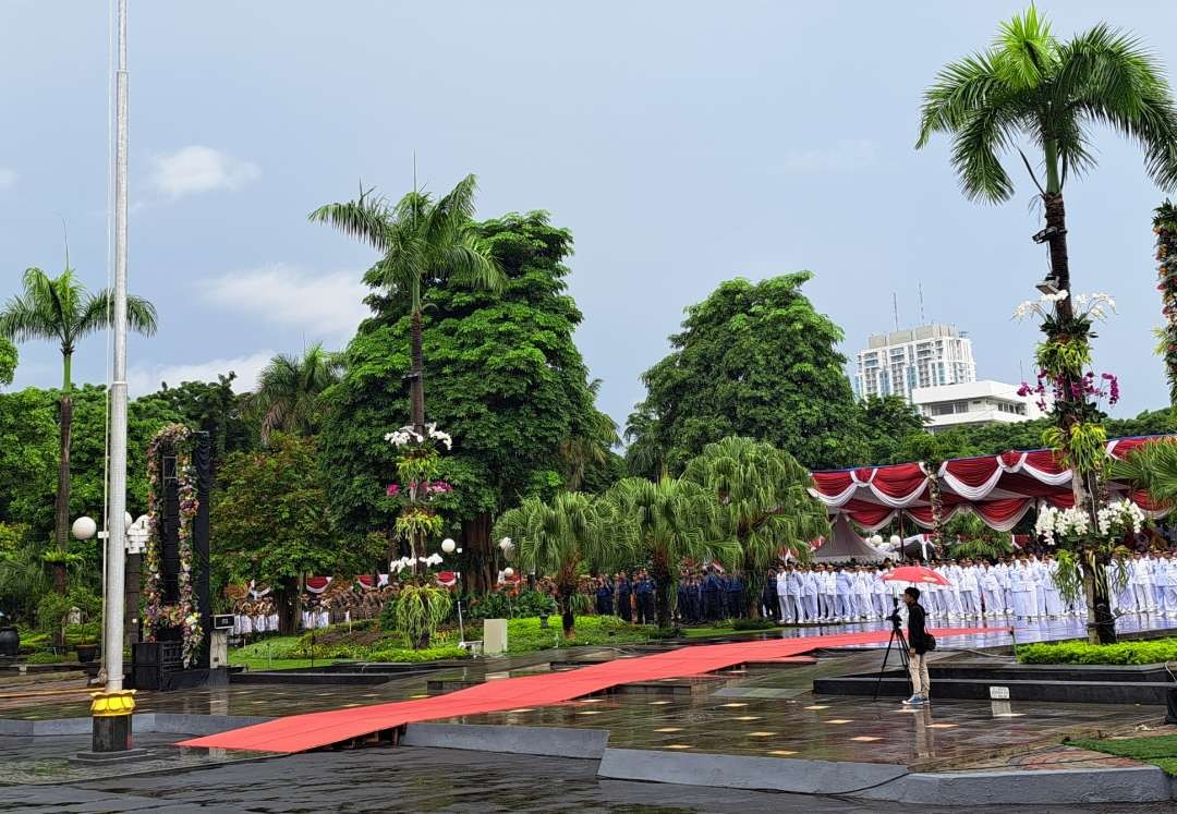 Suasana upacara Hari Otonomi Daerah (Otoda) XXVIII di tengah hujan di Balai Kota Surabaya, Kamis 25 April 2024. (Foto: Pita Sari/Ngopibareng.id)