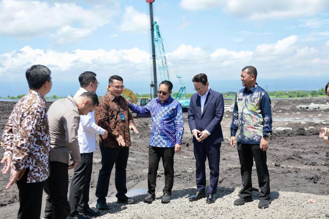 Pj Gubernur Jatim, Adhy Karyono (tiga dari kanan) saat melakukan ground breaking pabrik asing di Pasuruan, Jumat 26 April 2024. (Foto: Istimewa)