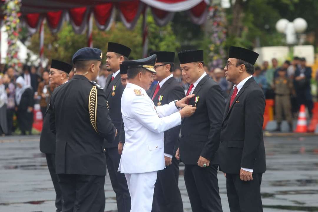 Menteri Dalam Negeri Tito Karnavian saat menyematkan penghargaan Satyalancana Karya Bhakti Praja Nugraha kepada Walikota Surabaya Eri Cahyadi. (Foto: Humas Pemkot Surabaya)