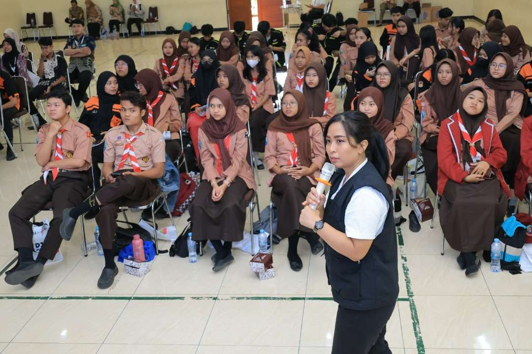 Ruki Kemenkumham Jatim saat mengenalkan dan memberikan pemahaman pentingnya melindungi kekayaan intelektual kepada 200 siswa di Surabaya. (Foto: Humas Kemenkumham Jatim)