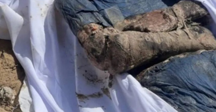 Jenazah dengan baju seragam petugas medis dan kondisi tangan terikat, ditemukan di dua kuburan massal di Gaza. (Foto: Twitter)
