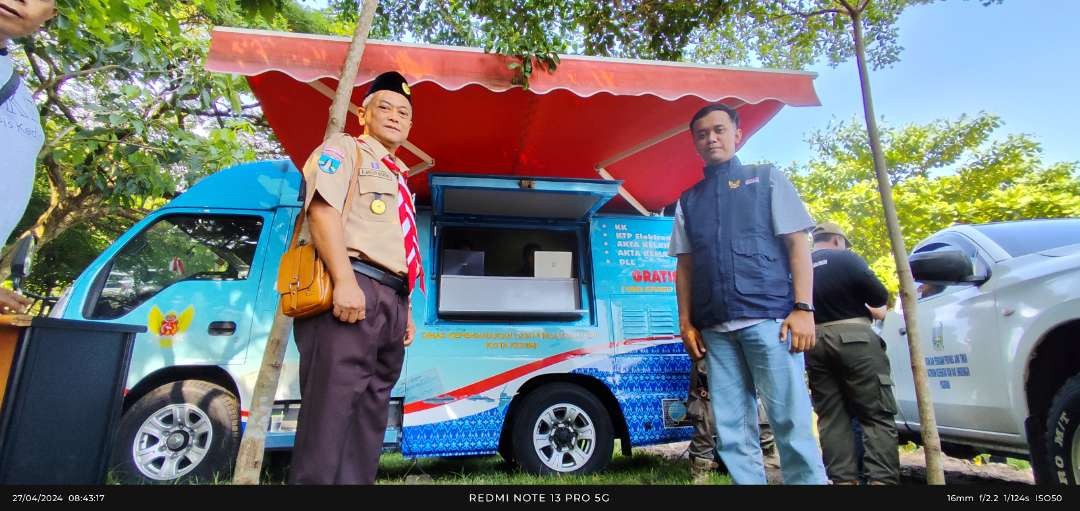 Mobil Dispendukcapil Kota Kediri mendatangi Taman Brantas, jemput bola memberikan layanan perekaman e-KTP ke warga. (Foto: Fendi Lesmana/Ngopibareng.id)