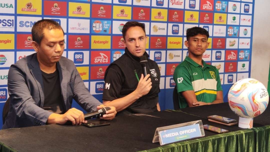 Pelatih Persebaya, Paul Munster dalam pre match press conference jelang laga kontra Persik Kediri. (Foto: Fariz Yarbo/Ngopibareng.id)