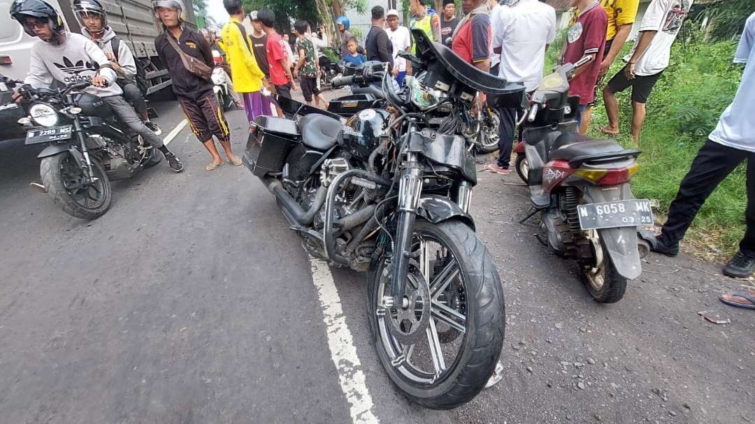 Motor mode yang terlihat kecelakaan beruntun di jalur Pantura Kabupaten Probolinggo. (Foto: Ikhsan Mahmudi/Ngopivareng.id).
