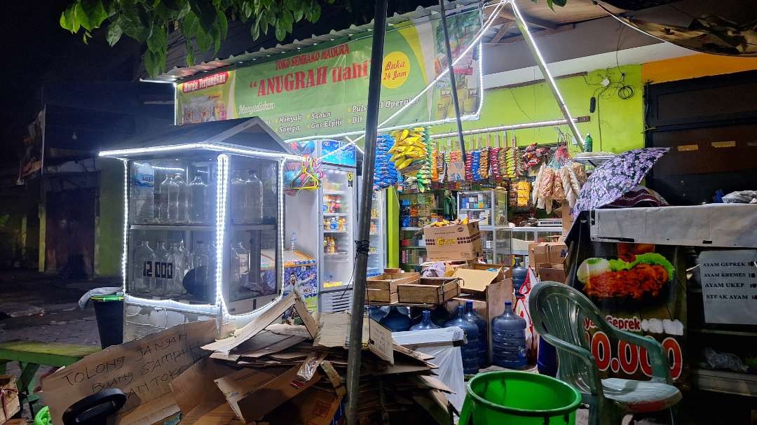 Salah satu toko kelontong 24 jam, yang buka di Jalan Karang Menjangan, Gubeng, Surabaya. (Foto: Julianus Palermo/Ngopibareng.id)