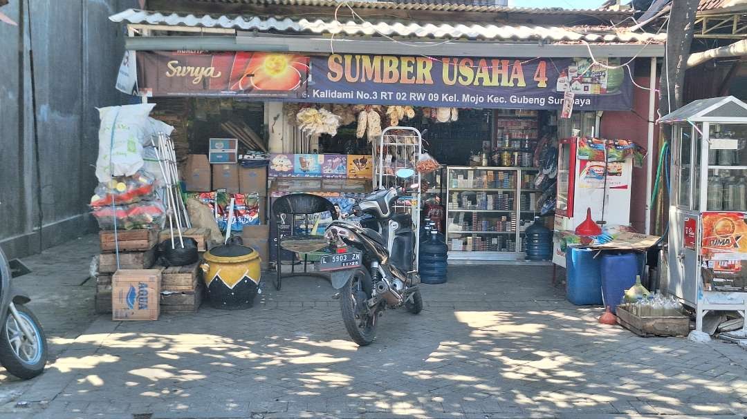 Salah satu toko kelontong yang beroperasional 24 jam di Jalan Kalidami, Gubeng, Surabaya. (Foto: Julianus Palermo/Ngopibareng.id)