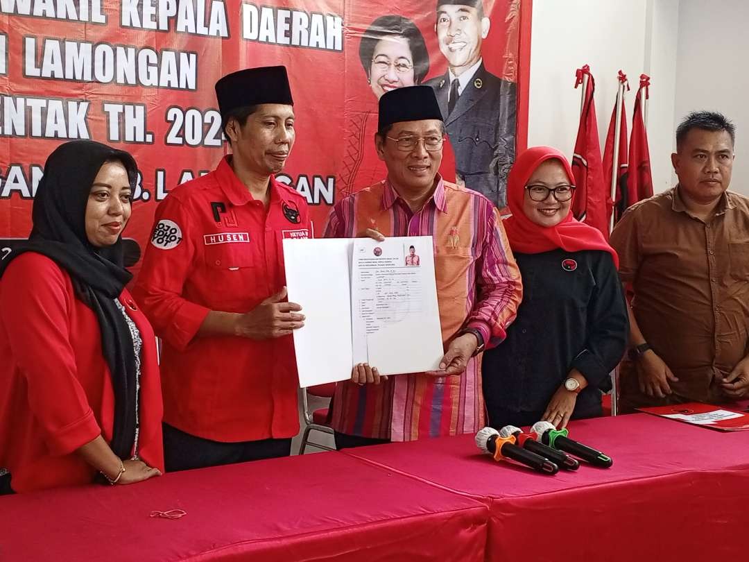 Wabup Lamongan, Abdul Rouf meramaikan kontestasi Pilkada Lamongan dengan mendaftar di DPC PDI Perjuangan Lamongan, Minggu 28 April 2024. (Foto: Imron Rosidi/Ngopibareng.id)