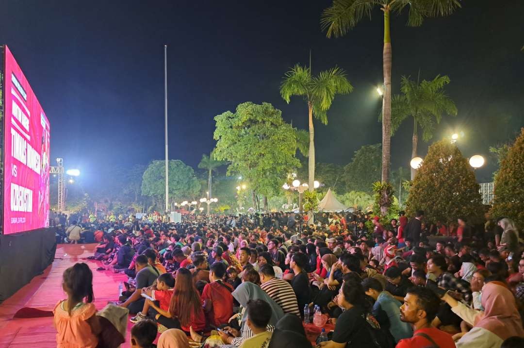Ribuan warga Surabaya padati Balai Kota Untuk nobar Timnas Indonesia melawan Uzbekistan, Senin 29 April 2024. (Foto: Pita Sari/Ngopibareng.id)