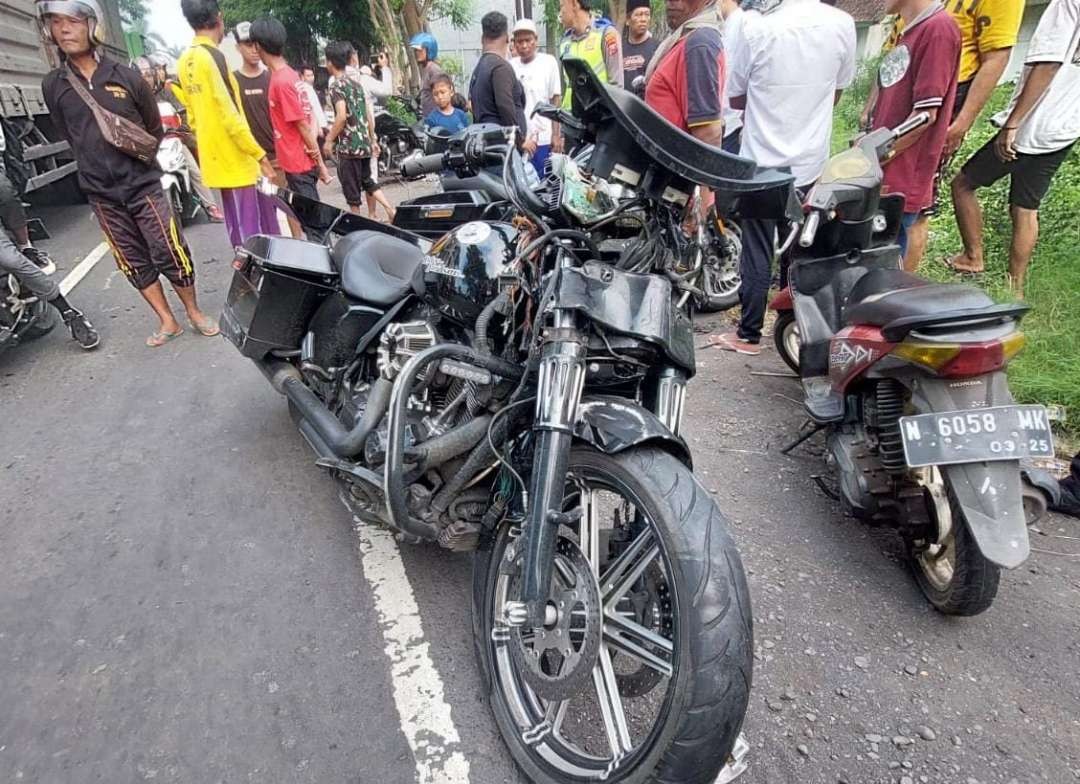 Moge Harley Davidson yang terlibat kecelakaan di jalur Pantura Kabupaten Probolinggo dinyatakan bodong. (Foto: Ikhsan Mahmudi/Ngopibareng.id)