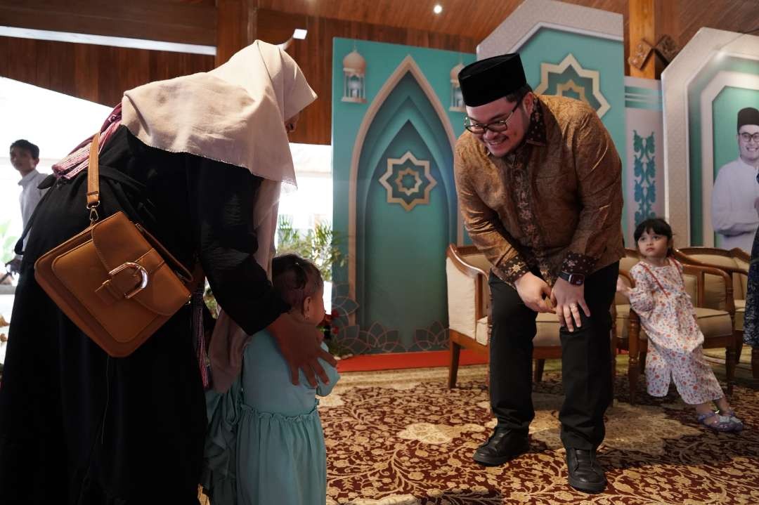 Gelar halal bihalal, Bupati Kediri Dhito aktif ajak interaksi anak-anak. (Foto: Fendi Lesmana/Ngopibareng.id)