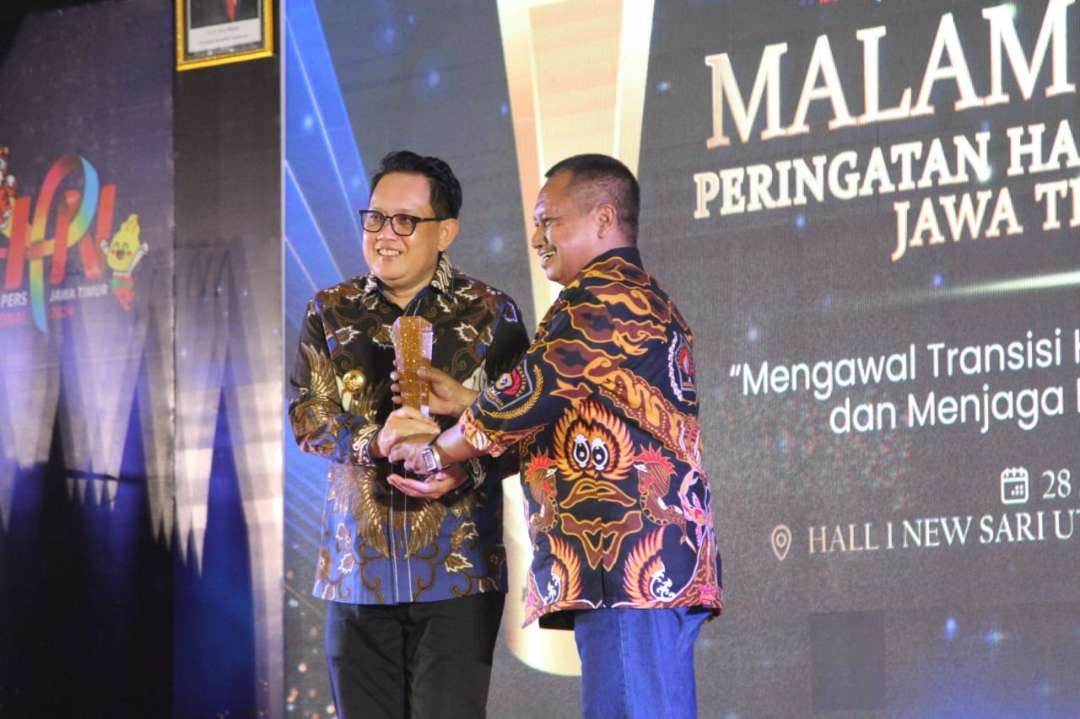 Pj Gubernur Jatim Adhy Karyono menerima penghargaan PWI Jatim Award 2024. (Foto: PWI Jatim)