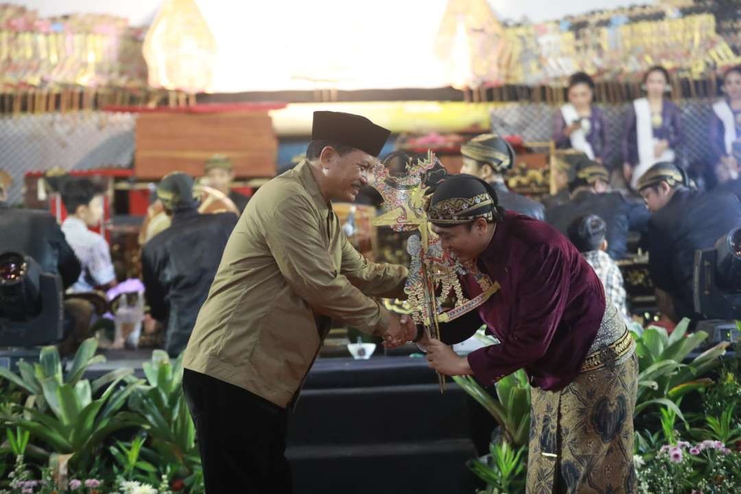 Walikota Madiun Maidi dengan Dalang Ki Cahyo Kuntadi juga dihadiri Forkompinda Kota Madiun di Balai Kota Madiun pada Minggu 28 April 2024 malam.(Foto: madiuntoday)