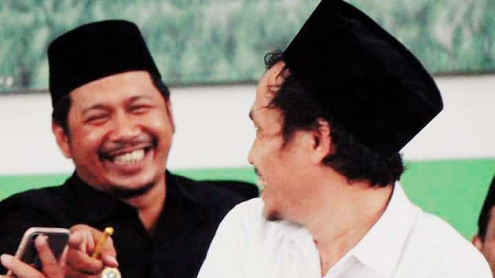Ustadz M Taufik Mukti bersama Gus Baha (KH Ahmad Bahauddin Nursalim). (Foto:dok/ngopibareng.id)