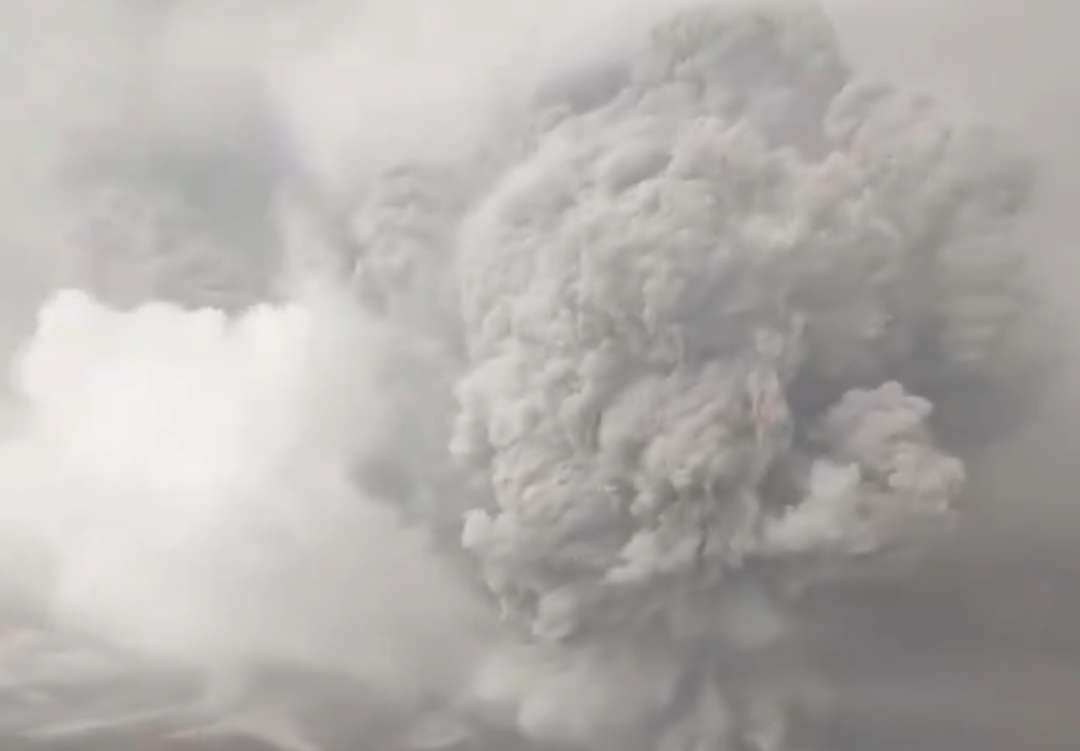 Penampakan erupsi Gunung Ruang, Selasa 30 April 2024. (Foto: X PVMBG)
