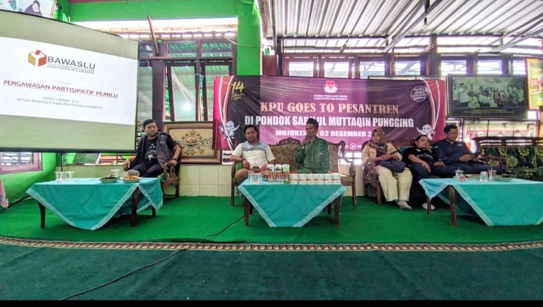 KPU dan Bawaslu Kabupaten Mojokerto saat kegiatan di Pondok Pesantren.(Foto Dok. KPU Mojokerto)