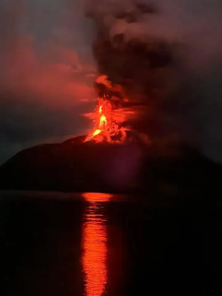 Gunung api Ruang Kembali erupsi dan berstatur awas. Gunung berada di Kecamatan Tagulandang, Kabupaten Sitaro, Sulawesi Utara, erupsi pada Selasa Dinihari, 30 April 2024. (Foto: dok. relawan bnpt)