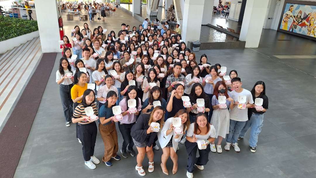Ratusan mahasiswa-mahasiswi PCU yang menunjukkan hasil kreasi Korean Cake, pada perayaan Hari Seni Sedunia. (Foto: Julianus Palermo/Ngopibareng.id)