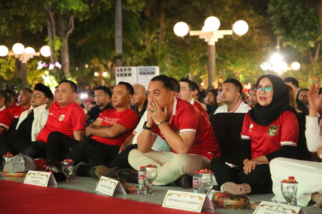Walikota Surabaya, Eri Cahyadi saat menonton Timnas Indonesia melawan Uzbekistan tadi malam di Balai Kota Surabaya. (Foto: Pita Sari/Ngopibareng.id)