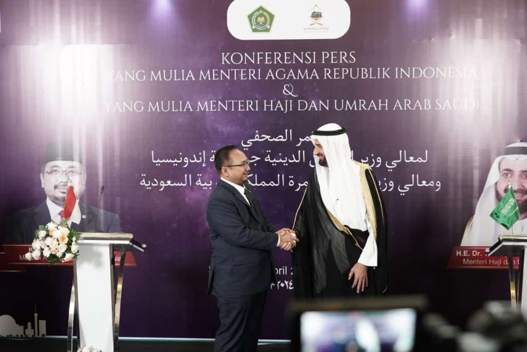 Menteri Agama Yaqut Cholil Qoumas mengadakan pertemuan bilateral dengan Menteri Haji dan Umrah Arab Saudi Tawfiq bin Fawzan Al-Rabiah di Jakarta. (Foto: Dok Kemenag)