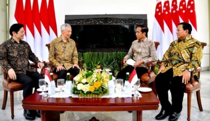 Presiden Joko Widodo dan Perdana Menteri (PM) Singapura, Lee Hsien Loong melakukan perbincangan di veranda belakang Istana Kepresidenan Bogor, Selasa 30 April 2024. (Foto: BPMI Setpres)