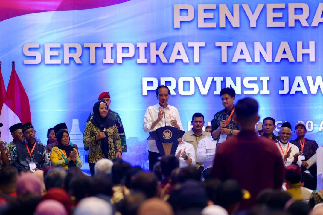 Presiden Jokowi menyerahkan sertifikat kepada warga Banyuwangi, Jawa Timur. (Foto: Humas Pemkab Banyuwangi)