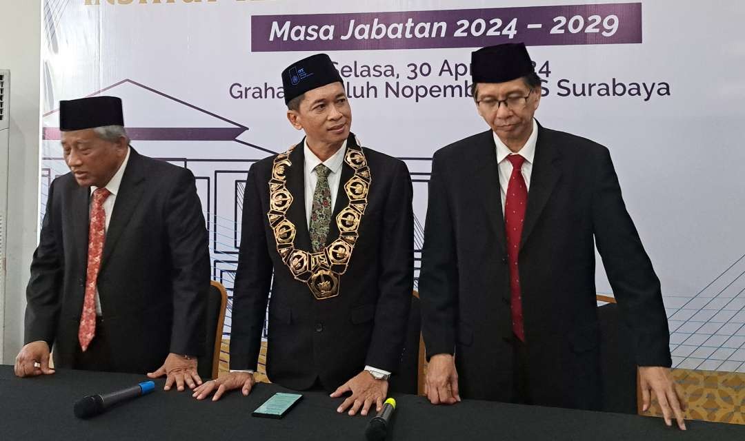 Bambang Pramujito saat dilantik menjadi rektor ITS (tengah) didampingi dua rektor ITS sebelumnya Prof Nuh dan Azhari. (Foto: Pita Sari/Ngopibareng.id)
