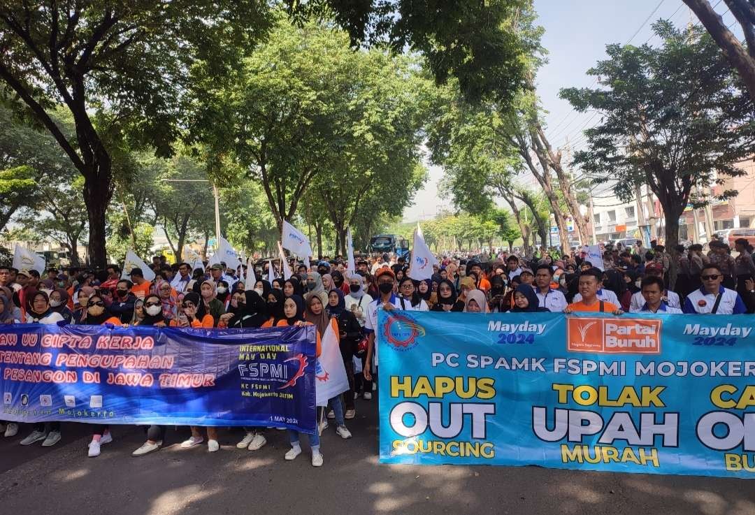 Ratusan buruh berkumpul di NIP Mojokerto akan berangkat ke Surabaya.(Foto Deni Lukmantara/Ngopibareng)