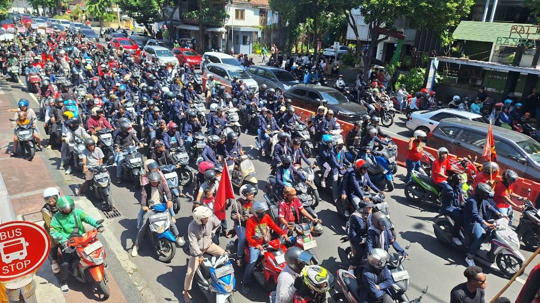 Ratusan orang yang terdiri atas unsur mahasiswa dan buruh mulai memadati Jalan Basuki Rahmat, Tegalsari, Surabaya, pasa peringatan Hari Buruh Internasional Rabu 1 Mei 2024. (Foto: Julianus Palermo/Ngopibareng.id)