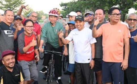 Presiden Joko Widodo menikmati Rabu pagi, 1 Mei 2024 dengan bersepeda di Kota Mataram, Provinsi Nusa Tenggara Barat (NTB). (Foto: BPMI Setpres)