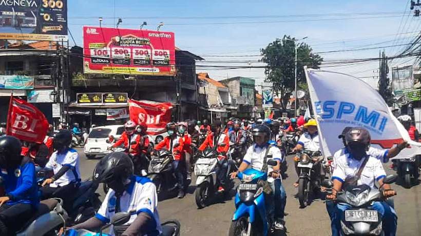 Ribuan buruh saat melintas di Jalan Raya Gedangan Sidoarjo menuju Grahadi Surabaya (Foto :Aini/Ngopibareng.id)