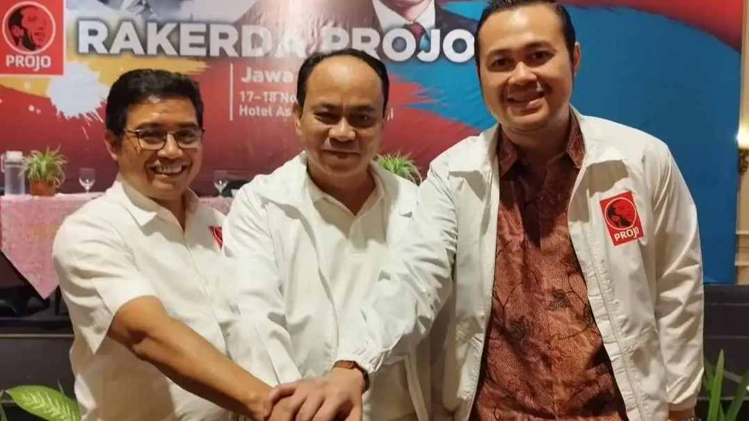 Ketua Umum Projo Budi Arie Setiadi diapit Sekjen Projo Gandoko (kiri) dan Ketua DPD Projo Jawa Timur Bayu Airlangga (Foto: Muh Hujaini/Ngopibareng.id)