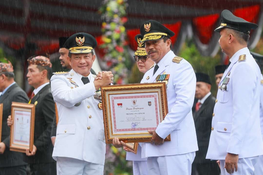 Pj Gubernur Jawa Tengah Nana Sudjana saat menerima penghargaan dari presiden yang diserahkan Mendagri Tito Karnavian. (Foto: Pemprov Jawa Tengah)
