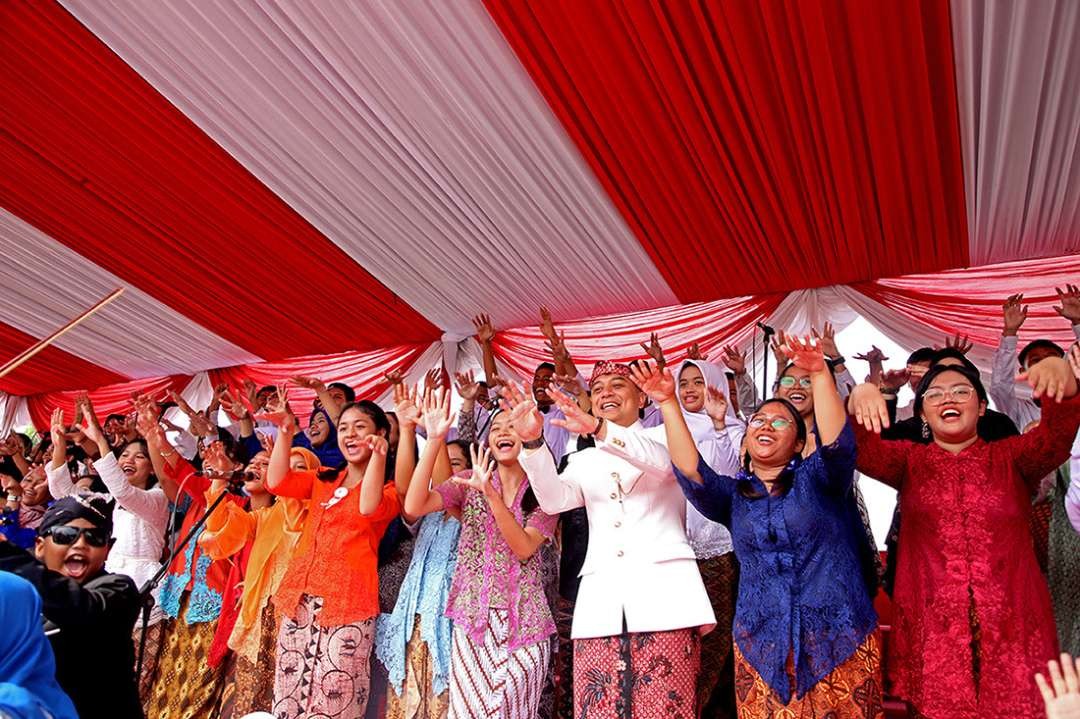 Walikota Surabaya Eri Cahyadi beserta para siswa dan guru, saat perayaan peringatan Hari Pendidikan Nasional 2024, di Balaikota Surabaya. (Foto: Humas Pemkot Surabaya)