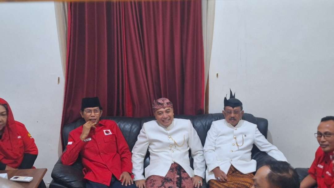 Walikota Surabaya Eri Cahyadi (tengah) diapit Ketua DPC PDI Perjuangan Kota Sutarwijono (kiri) dan Wakil Walikota Armuji, saat hendak mendaftarkan diri untuk maju dalam Pilkada 2024. (Foto: Julianus Palermo/Ngopibareng.id)