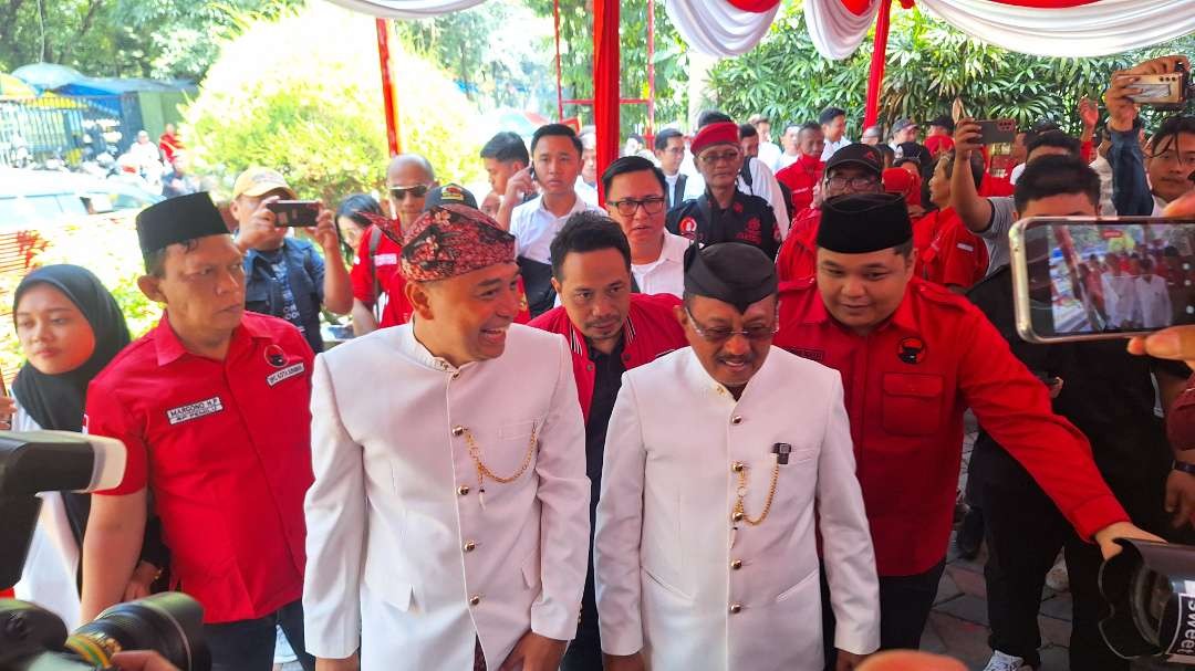 Walikota dan Wakil Walikota Surabaya, Eri Cahyadi dan Armuji datang bersamaan saat mendaftar sebagai calon Walikota dan Wakil Walikota Surabaya ke DPC PDI Perjuangan Surabaya. (Foto: Julianus Palermo/Ngopibareng.id)