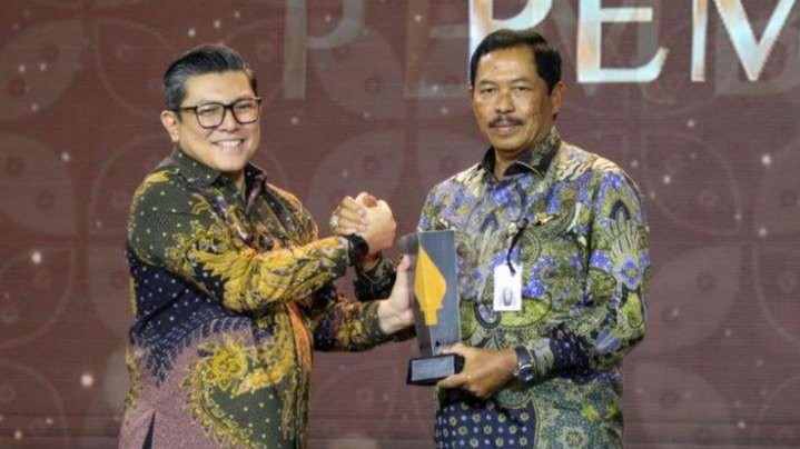 Penjabat Gubernur Jawa Tengah Nana Sudjana saat menerima penghargaan yang diserahkan oleh Pemimpin Redaksi detikcom Alfito Deannova Ginting. (Foto: Pemprov Jawa Tengah)